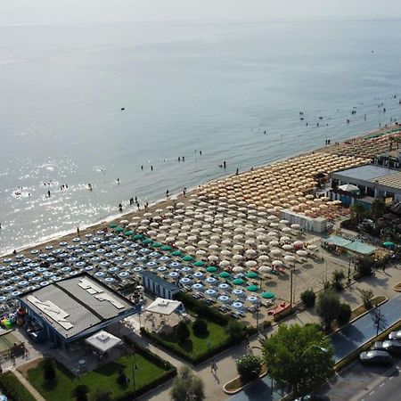Hotel Esperia Alba Adriatica Exterior foto