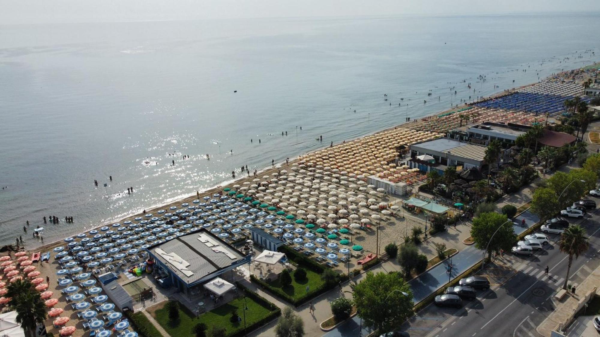 Hotel Esperia Alba Adriatica Exterior foto